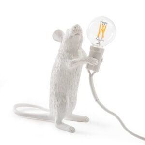 Adoptez ces lampes décoratives souris de Seletti ! À travers un design plus vrai que nature, ce trio de rongeurs met en lumière une ampoule apparente qui éclaire l’intérieur d’un esprit ludique et réaliste. Ludiques et séduisantes, ces luminaires inédits sont idéaux pour apporter une note atypique à une chambre d’enfants ou à une pièce qui aime la décoration animalière… Existe en trois modèles différents. 