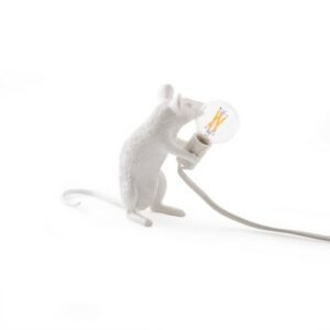 Adoptez ces lampes décoratives souris de Seletti ! À travers un design plus vrai que nature, ce trio de rongeurs met en lumière une ampoule apparente qui éclaire l’intérieur d’un esprit ludique et réaliste. Ludiques et séduisantes, ces luminaires inédits sont idéaux pour apporter une note atypique à une chambre d’enfants ou à une pièce qui aime la décoration animalière… Existe en trois modèles différents.