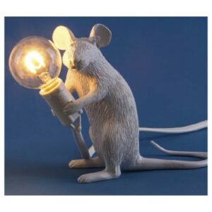 Adoptez ces lampes décoratives souris de Seletti ! À travers un design plus vrai que nature, ce trio de rongeurs met en lumière une ampoule apparente qui éclaire l’intérieur d’un esprit ludique et réaliste. Ludiques et séduisantes, ces luminaires inédits sont idéaux pour apporter une note atypique à une chambre d’enfants ou à une pièce qui aime la décoration animalière… Existe en trois modèles différents.
