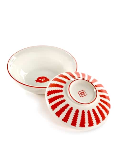 Table Nomade est un bol à soupe conçu par l'italienne Paola Navone pour la marque Serax. Fabriqué en porcelaine avec des décorations en émail rouge.