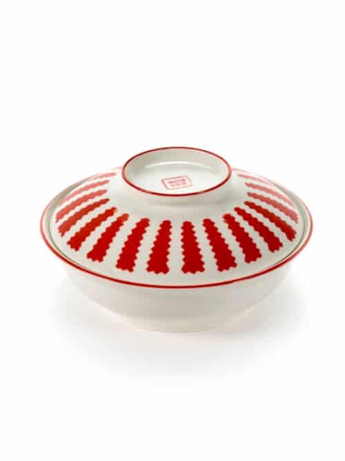 Table Nomade est un bol à soupe conçu par l'italienne Paola Navone pour la marque Serax. Fabriqué en porcelaine avec des décorations en émail rouge.