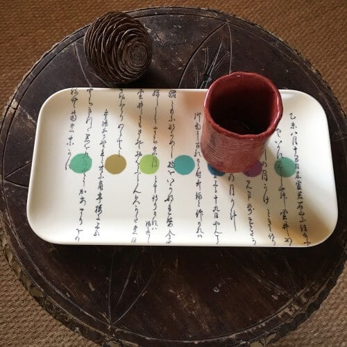 Le texte est un poème japonais « Les fleurs et la Lune » (1836) dont le seul titre est un ravissement. Sept nuances pastel s’égrènent comme des points de suspension.