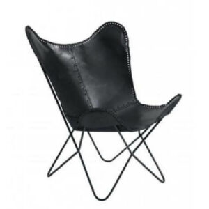 La chaise papillon en cuir noir est le parfaite siège confortable et design. Sa structure en acier de couleur noire est solide et résistante. Cette chaise papillon accentuera le style vintage industriel de votre salon. Élégant et simple, le fauteuil en cuir noir le plus tendance.