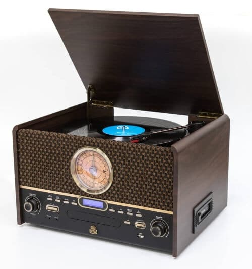 Donnez à votre vinyle la maison élégante qu'il mérite avec la finition en bois du GPO Chesterton. Vous pouvez convertir vos enregistrements au format numérique avec USB, diffuser via Bluetooth ou lire des CD, cassettes, radio FM et maintenant radio DAB via les haut-parleurs intégrés.